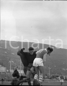 1952 CALCIO BRESCIA 3 MONZA 1 Contrasto portiere in uscita NEGATIVO ORIGINALE Campionato serie B 1951-52Negativo originale in bianco e nero su pellicola.  E' SEVERAMENTE VIETATA LA RIPRODUZIONE.TUTTI I DIRITTI SONO RISERVATI.ICharta mette in vendita, sul negozio eBay e in esclusiva sul sito "icharta" il proprio archivio composto da numerose diapositive e negativi fotografici d'epoca, tutti originali e autentici.Si tratta di uno sguardo inedito sull'attualità, la politica, la vita quotidiana, il gossip e la cultura, che fotografa il cambiamento della nazione (e non solo) tra il 1890 ed il 1990 circa. Un'occasione unica per il mercato del collezionismo, che vede finalmente disponibile un archivio eccezionale per vastità, tematiche e condizioni, in un settore (il negativo fotografico e la diapositiva) di assoluta novità e dalle interessanti prospettive di investimento. CONDIZIONI:POOR/danneggiato Alone di umiditàFORMATO: cm 4,5 x  6 originale e autentica 1