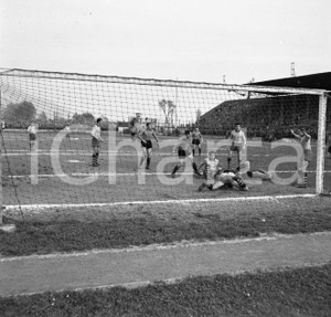 1952 CALCIO  BRESCIA MODENA Azione in area Modena (2) NEGATIVO ORIGINALE Campionato 1951/52 serie B 29° giornata 13 aprile 1952Negativo originale in bianco e nero su pellicola.  E' SEVERAMENTE VIETATA LA RIPRODUZIONE.TUTTI I DIRITTI SONO RISERVATI.ICharta mette in vendita, sul negozio eBay e in esclusiva sul sito "icharta" il proprio archivio composto da numerose diapositive e negativi fotografici d'epoca, tutti originali e autentici.Si tratta di uno sguardo inedito sull'attualità, la politica, la vita quotidiana, il gossip e la cultura, che fotografa il cambiamento della nazione (e non solo) tra il 1890 ed il 1990 circa. Un'occasione unica per il mercato del collezionismo, che vede finalmente disponibile un archivio eccezionale per vastità, tematiche e condizioni, in un settore (il negativo fotografico e la diapositiva) di assoluta novità e dalle interessanti prospettive di investimento. CONDIZIONI:FAIR/discretoFORMATO: cm 6 x 6 originale e autentica 1