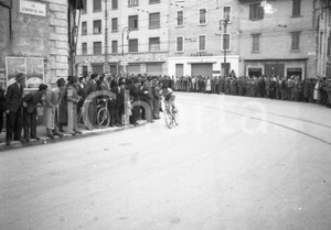 1949 BRESCIA-MANTOVA-BRESCIA Corsa ciclistica (4) NEGATIVO ORIGINALE Nel negativo corridore in fuga solitaria tra due ali di spettatori.Negativo originale in bianco e nero, su pellicola, in formato cm 6 x 4,5 CONDIZIONI: FAIR E' SEVERAMENTE VIETATA LA RIPRODUZIONE.TUTTI I DIRITTI SONO RISERVATI.ICharta mette in vendita, sul negozio eBay e in esclusiva sul sito "icharta" il proprio archivio composto da numerose diapositive e negativi fotografici d'epoca, tutti originali e autentici.Si tratta di uno sguardo inedito sull'attualità, la politica, la vita quotidiana, il gossip e la cultura, che fotografa il cambiamento della nazione (e non solo) tra il 1890 ed il 1990 circa. Un'occasione unica per il mercato del collezionismo, che vede finalmente disponibile un archivio eccezionale per vastità, tematiche e condizioni, in un settore (il negativo fotografico e la diapositiva) di assoluta novità e dalle interessanti prospettive di investimento.  originale e autentica 1