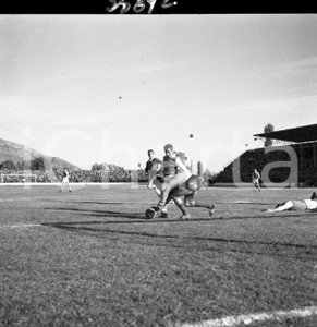 1952/53 CALCIO BRESCIA-MONZA Fase della partita  NEGATIVO ORIGINALE 1 Campionato 1952/53 serie B 3° giornata 28 settembre 1952Negativo originale in bianco e nero su pellicola.  E' SEVERAMENTE VIETATA LA RIPRODUZIONE.TUTTI I DIRITTI SONO RISERVATI.ICharta mette in vendita, sul negozio eBay e in esclusiva sul sito "icharta" il proprio archivio composto da numerose diapositive e negativi fotografici d'epoca, tutti originali e autentici.Si tratta di uno sguardo inedito sull'attualità, la politica, la vita quotidiana, il gossip e la cultura, che fotografa il cambiamento della nazione (e non solo) tra il 1890 ed il 1990 circa. Un'occasione unica per il mercato del collezionismo, che vede finalmente disponibile un archivio eccezionale per vastità, tematiche e condizioni, in un settore (il negativo fotografico e la diapositiva) di assoluta novità e dalle interessanti prospettive di investimento. CONDIZIONI:FAIR/discretoFORMATO: cm 6 x 6 originale e autentica 1