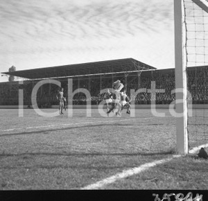 1952/53 CALCIO BRESCIA-MONZA Fase della partita  NEGATIVO ORIGINALE 2 Campionato 1952/53 serie B 3° giornata 28 settembre 1952Negativo originale in bianco e nero su pellicola.  E' SEVERAMENTE VIETATA LA RIPRODUZIONE.TUTTI I DIRITTI SONO RISERVATI.ICharta mette in vendita, sul negozio eBay e in esclusiva sul sito "icharta" il proprio archivio composto da numerose diapositive e negativi fotografici d'epoca, tutti originali e autentici.Si tratta di uno sguardo inedito sull'attualità, la politica, la vita quotidiana, il gossip e la cultura, che fotografa il cambiamento della nazione (e non solo) tra il 1890 ed il 1990 circa. Un'occasione unica per il mercato del collezionismo, che vede finalmente disponibile un archivio eccezionale per vastità, tematiche e condizioni, in un settore (il negativo fotografico e la diapositiva) di assoluta novità e dalle interessanti prospettive di investimento. CONDIZIONI:FAIR/discretoFORMATO: cm 6 x 6 originale e autentica 1