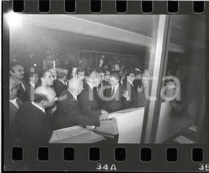 1986 GENOVA Francesco COSSIGA visita sede SECOLO XIX 9 NEGATIVO ORIGINALE Negativo originale in bianco e nero (su pellicola), in formato 35mm CONDIZIONI: FAIRE' severamente vietata la riproduzione. Tutti i diritti sono riservati. ICharta mette in vendita, sul negozio eBay e in esclusiva sul sito "icharta" il proprio archivio composto da numerose diapositive e negativi fotografici d'epoca, tutti originali e autentici, che attraversano la storia del costume italiano tra gli la fine degli anni Sessanta e Novanta.Si tratta di uno sguardo inedito sull'attualità, la politica, la vita quotidiana, il gossip e la cultura, che fotografa il cambiamento della nazione in quest'ultimo scorcio del XX secolo. Un'occasione unica per il mercato del collezionismo, che vede finalmente disponibile un archivio eccezionale per vastità, tematiche e condizioni, in un settore (il negativo fotografico e la diapositiva) di assoluta novità e dalle interessanti prospettive di investimento. FAIR/discreto   originale e autentica 1