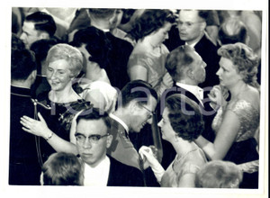 Fotografia d epoca originale 1960 ca BRUXELLES Re Baldovino e regina Fabiola danzano a un ricevimento Foto 1 1