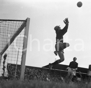 BRESCIA CALCIO Campionato 1952/53 serie B Portiere in azione NEGATIVO ORIGINALE Negativo originale in bianco e nero su pellicola.  E' SEVERAMENTE VIETATA LA RIPRODUZIONE.TUTTI I DIRITTI SONO RISERVATI.ICharta mette in vendita, sul negozio eBay e in esclusiva sul sito "icharta" il proprio archivio composto da numerose diapositive e negativi fotografici d'epoca, tutti originali e autentici.Si tratta di uno sguardo inedito sull'attualità, la politica, la vita quotidiana, il gossip e la cultura, che fotografa il cambiamento della nazione (e non solo) tra il 1890 ed il 1990 circa. Un'occasione unica per il mercato del collezionismo, che vede finalmente disponibile un archivio eccezionale per vastità, tematiche e condizioni, in un settore (il negativo fotografico e la diapositiva) di assoluta novità e dalle interessanti prospettive di investimento. CONDIZIONI:FAIR/discretoFORMATO: cm 6 x 6 originale e autentica 1