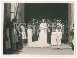 1934 BELLINZAGO Coppia di sposi all'uscita dalla chiesa *Foto 15x11 cm Fotografia originale d'epoca, con didascalia manoscritta al verso.  GOOD/buono minime smussature angolari FORMATO: 15x11 cm originale e autentica 1