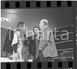 1984 FESTIVAL SANREMO ALBANO Romina POWER Gianni RAVERA 1 NEGATIVO ORIGINALE Negativo originale in bianco e nero (su pellicola), in formato 35mmE' severamente vietata la riproduzione. Tutti i diritti sono riservati. ICharta mette in vendita, sul negozio eBay e in esclusiva sul sito "icharta" il proprio archivio composto da numerose diapositive e negativi fotografici d'epoca, tutti originali e autentici, che attraversano la storia del costume italiano tra gli la fine degli anni Sessanta e Novanta.Si tratta di uno sguardo inedito sull'attualità, la politica, la vita quotidiana, il gossip e la cultura, che fotografa il cambiamento della nazione in quest'ultimo scorcio del XX secolo. Un'occasione unica per il mercato del collezionismo, che vede finalmente disponibile un archivio eccezionale per vastità, tematiche e condizioni, in un settore (il negativo fotografico e la diapositiva) di assoluta novità e dalle interessanti prospettive di investimento.  FAIR/discreto  FORMATO: 35mm originale e autentica 1