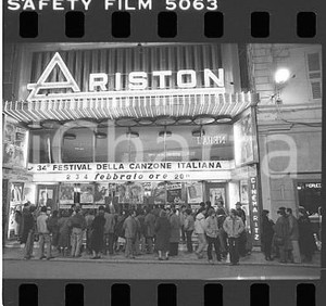 1984 FESTIVAL SANREMO Il Teatro Ariston esterno  notte (2) *NEGATIVO ORIGINALE Negativo originale in bianco e nero (su pellicola), in formato 35mm E' severamente vietata la riproduzione. Tutti i diritti sono riservati. ICharta mette in vendita, sul negozio eBay e in esclusiva sul sito "icharta" il proprio archivio composto da numerose diapositive e negativi fotografici d'epoca, tutti originali e autentici, che attraversano la storia del costume italiano tra gli la fine degli anni Sessanta e Novanta.Si tratta di uno sguardo inedito sull'attualità, la politica, la vita quotidiana, il gossip e la cultura, che fotografa il cambiamento della nazione in quest'ultimo scorcio del XX secolo. Un'occasione unica per il mercato del collezionismo, che vede finalmente disponibile un archivio eccezionale per vastità, tematiche e condizioni, in un settore (il negativo fotografico e la diapositiva) di assoluta novità e dalle interessanti prospettive di investimento.  FAIR/discreto  FORMATO: 35mm originale e autentica 1
