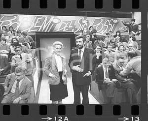 1985 TELEVISIONE Luisa RIVELLI intervista Giovanni GORIA 3 NEGATIVO ORIGINALE Fotografie realizzate durante la trasmissione televisiva "I problemi del signor Rossi".Negativo originale in bianco e nero (su pellicola), in formato 35mm E' severamente vietata la riproduzione. Tutti i diritti sono riservati. ICharta mette in vendita, sul negozio eBay e in esclusiva sul sito "icharta" il proprio archivio composto da numerose diapositive e negativi fotografici d'epoca, tutti originali e autentici, che attraversano la storia del costume italiano tra gli la fine degli anni Sessanta e Novanta.Si tratta di uno sguardo inedito sull'attualità, la politica, la vita quotidiana, il gossip e la cultura, che fotografa il cambiamento della nazione in quest'ultimo scorcio del XX secolo. Un'occasione unica per il mercato del collezionismo, che vede finalmente disponibile un archivio eccezionale per vastità, tematiche e condizioni, in un settore (il negativo fotografico e la diapositiva) di assoluta novità e dalle interessanti prospettive di investimento.  FAIR/discreto  FORMATO: 35mm originale e autentica 1