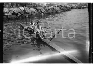 1932 NAPOLI Campionati di canottaggio 2 senza *NEGATIVO ORIGINALE Negativo originale in bianco e nero (su pellicola), in formato cm 6 x 9 E' severamente vietata la riproduzione. Tutti i diritti sono riservati. ICharta mette in vendita, sul negozio eBay e in esclusiva sul sito "icharta" il proprio archivio composto da numerose diapositive e negativi fotografici d'epoca, tutti originali e autentici, che attraversano la storia del costume italiano tra gli la fine degli anni Sessanta e Novanta.Si tratta di uno sguardo inedito sull'attualità, la politica, la vita quotidiana, il gossip e la cultura, che fotografa il cambiamento della nazione in quest'ultimo scorcio del XX secolo. Un'occasione unica per il mercato del collezionismo, che vede finalmente disponibile un archivio eccezionale per vastità, tematiche e condizioni, in un settore (il negativo fotografico e la diapositiva) di assoluta novità e dalle interessanti prospettive di investimento.  POOR/danneggiato Sovraesposta FORMATO: cm 6 x 9 originale e autentica 1