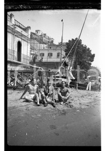 1932 NAPOLI Campionati di canottaggio 2 senza a riposo NEGATIVO ORIGINALE Negativo originale in bianco e nero (su pellicola), in formato cm 6 x 9E' severamente vietata la riproduzione. Tutti i diritti sono riservati. ICharta mette in vendita, sul negozio eBay e in esclusiva sul sito "icharta" il proprio archivio composto da numerose diapositive e negativi fotografici d'epoca, tutti originali e autentici, che attraversano la storia del costume italiano tra gli la fine degli anni Sessanta e Novanta.Si tratta di uno sguardo inedito sull'attualità, la politica, la vita quotidiana, il gossip e la cultura, che fotografa il cambiamento della nazione in quest'ultimo scorcio del XX secolo. Un'occasione unica per il mercato del collezionismo, che vede finalmente disponibile un archivio eccezionale per vastità, tematiche e condizioni, in un settore (il negativo fotografico e la diapositiva) di assoluta novità e dalle interessanti prospettive di investimento.  FAIR/discreto   originale e autentica 1