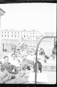 1932 NAPOLI Campionati canottaggio equipaggio 8 a riposo NEGATIVO ORIGINALE Negativo originale in bianco e nero (su pellicola), in formato cm 6 x 9 CONDIZIONI: GOODE' severamente vietata la riproduzione. Tutti i diritti sono riservati. ICharta mette in vendita, sul negozio eBay e in esclusiva sul sito "icharta" il proprio archivio composto da numerose diapositive e negativi fotografici d'epoca, tutti originali e autentici, che attraversano la storia del costume italiano tra gli la fine degli anni Sessanta e Novanta.Si tratta di uno sguardo inedito sull'attualità, la politica, la vita quotidiana, il gossip e la cultura, che fotografa il cambiamento della nazione in quest'ultimo scorcio del XX secolo. Un'occasione unica per il mercato del collezionismo, che vede finalmente disponibile un archivio eccezionale per vastità, tematiche e condizioni, in un settore (il negativo fotografico e la diapositiva) di assoluta novità e dalle interessanti prospettive di investimento.  FAIR/discreto  FORMATO: cm 6 x 9 originale e autentica 1