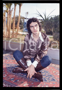 1970 ca ITALIA MUSICA DONATELLO Giuliano ILLIANI *NEGATIVO ORIGINALE (1)   Positivo fotografico su pellicola a colori in formato cm 6 x 9 E' SEVERAMENTE VIETATA LA RIPRODUZIONE.TUTTI I DIRITTI SONO RISERVATI.ICharta mette in vendita, sul negozio eBay e in esclusiva sul sito "icharta" il proprio archivio composto da numerose diapositive e negativi fotografici d'epoca, tutti originali e autentici, che attraversano la storia del costume italiano tra gli la fine degli anni Sessanta e Novanta.Si tratta di uno sguardo inedito sull'attualità, la politica, la vita quotidiana, il gossip e la cultura, che fotografa il cambiamento della nazione in quest'ultimo scorcio del XX secolo. Un'occasione unica per il mercato del collezionismo, che vede finalmente disponibile un archivio eccezionale per vastità, tematiche e condizioni, in un settore (il negativo fotografico e la diapositiva) di assoluta novità e dalle interessanti prospettive di investimento.  FAIR/discreto  FORMATO: cm 9 X 6 originale e autentica 1