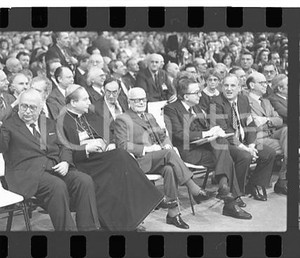 1984 CONFINDUSTRIA Sandro PERTINI Carlo Maria MARTINI *NEGATIVO ORIGINALE Scatto realizzato durante il convegno "Incontro sul futuro"; si riconoscono: Giovanni SPADOLINI, Giulio ANDREOTTI, Alfredo BIONDI.Negativo originale in bianco e nero (su pellicola), in formato 35mm E' severamente vietata la riproduzione. Tutti i diritti sono riservati. ICharta mette in vendita, sul negozio eBay e in esclusiva sul sito "icharta" il proprio archivio composto da numerose diapositive e negativi fotografici d'epoca, tutti originali e autentici, che attraversano la storia del costume italiano tra gli la fine degli anni Sessanta e Novanta.Si tratta di uno sguardo inedito sull'attualità, la politica, la vita quotidiana, il gossip e la cultura, che fotografa il cambiamento della nazione in quest'ultimo scorcio del XX secolo. Un'occasione unica per il mercato del collezionismo, che vede finalmente disponibile un archivio eccezionale per vastità, tematiche e condizioni, in un settore (il negativo fotografico e la diapositiva) di assoluta novità e dalle interessanti prospettive di investimento.  FAIR/discreto  FORMATO: 35mm originale e autentica 1