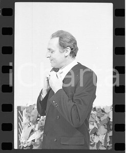 1984 MISTER FANTASY Renzo ARBORE ospite trasmissione *NEGATIVO ORIGINALE  (1) Negativo originale in bianco e nero (su pellicola), in formato 35mmE' severamente vietata la riproduzione. Tutti i diritti sono riservati. ICharta mette in vendita, sul negozio eBay e in esclusiva sul sito "icharta" il proprio archivio composto da numerose diapositive e negativi fotografici d'epoca, tutti originali e autentici, che attraversano la storia del costume italiano tra gli la fine degli anni Sessanta e Novanta.Si tratta di uno sguardo inedito sull'attualità, la politica, la vita quotidiana, il gossip e la cultura, che fotografa il cambiamento della nazione in quest'ultimo scorcio del XX secolo. Un'occasione unica per il mercato del collezionismo, che vede finalmente disponibile un archivio eccezionale per vastità, tematiche e condizioni, in un settore (il negativo fotografico e la diapositiva) di assoluta novità e dalle interessanti prospettive di investimento.  FAIR/discreto  FORMATO: 35mm originale e autentica 1