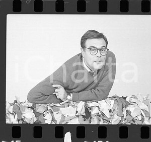 1984 RAI MISTER FANTASY Paolo GIACCIO *NEGATIVO ORIGINALE Negativo originale in bianco e nero (su pellicola), in formato 35mmE' severamente vietata la riproduzione. Tutti i diritti sono riservati. ICharta mette in vendita, sul negozio eBay e in esclusiva sul sito "icharta" il proprio archivio composto da numerose diapositive e negativi fotografici d'epoca, tutti originali e autentici, che attraversano la storia del costume italiano tra gli la fine degli anni Sessanta e Novanta.Si tratta di uno sguardo inedito sull'attualità, la politica, la vita quotidiana, il gossip e la cultura, che fotografa il cambiamento della nazione in quest'ultimo scorcio del XX secolo. Un'occasione unica per il mercato del collezionismo, che vede finalmente disponibile un archivio eccezionale per vastità, tematiche e condizioni, in un settore (il negativo fotografico e la diapositiva) di assoluta novità e dalle interessanti prospettive di investimento.  FAIR/discreto  FORMATO: 35mm originale e autentica 1