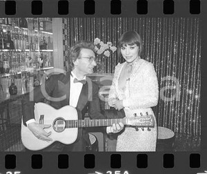 1984 CAPPELLO SULLE VENTITRE' Rosa FUMETTO Nicola DI BARI *NEGATIVO ORIGINALE Negativo originale in bianco e nero (su pellicola), in formato 35mmE' severamente vietata la riproduzione. Tutti i diritti sono riservati. ICharta mette in vendita, sul negozio eBay e in esclusiva sul sito "icharta" il proprio archivio composto da numerose diapositive e negativi fotografici d'epoca, tutti originali e autentici, che attraversano la storia del costume italiano tra gli la fine degli anni Sessanta e Novanta.Si tratta di uno sguardo inedito sull'attualità, la politica, la vita quotidiana, il gossip e la cultura, che fotografa il cambiamento della nazione in quest'ultimo scorcio del XX secolo. Un'occasione unica per il mercato del collezionismo, che vede finalmente disponibile un archivio eccezionale per vastità, tematiche e condizioni, in un settore (il negativo fotografico e la diapositiva) di assoluta novità e dalle interessanti prospettive di investimento.  FAIR/discreto  FORMATO: 35mm originale e autentica 1