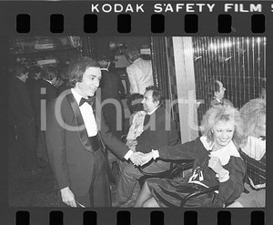 1984 CAPPELLO SULLE VENTITRE' Tiziana RIVALE Paolo MOSCA *NEGATIVO ORIGINALE Negativo originale in bianco e nero (su pellicola), in formato 35mm E' severamente vietata la riproduzione. Tutti i diritti sono riservati. ICharta mette in vendita, sul negozio eBay e in esclusiva sul sito "icharta" il proprio archivio composto da numerose diapositive e negativi fotografici d'epoca, tutti originali e autentici, che attraversano la storia del costume italiano tra gli la fine degli anni Sessanta e Novanta.Si tratta di uno sguardo inedito sull'attualità, la politica, la vita quotidiana, il gossip e la cultura, che fotografa il cambiamento della nazione in quest'ultimo scorcio del XX secolo. Un'occasione unica per il mercato del collezionismo, che vede finalmente disponibile un archivio eccezionale per vastità, tematiche e condizioni, in un settore (il negativo fotografico e la diapositiva) di assoluta novità e dalle interessanti prospettive di investimento.  FAIR/discreto  FORMATO: 35mm originale e autentica 1