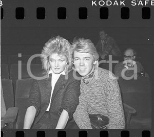 1984 FESTIVAL SANREMO Bonnie TYLER Keith ATACK  *NEGATIVO ORIGINALE Negativo originale in bianco e nero (su pellicola), in formato 35mm E' severamente vietata la riproduzione. Tutti i diritti sono riservati. ICharta mette in vendita, sul negozio eBay e in esclusiva sul sito "icharta" il proprio archivio composto da numerose diapositive e negativi fotografici d'epoca, tutti originali e autentici, che attraversano la storia del costume italiano tra gli la fine degli anni Sessanta e Novanta.Si tratta di uno sguardo inedito sull'attualità, la politica, la vita quotidiana, il gossip e la cultura, che fotografa il cambiamento della nazione in quest'ultimo scorcio del XX secolo. Un'occasione unica per il mercato del collezionismo, che vede finalmente disponibile un archivio eccezionale per vastità, tematiche e condizioni, in un settore (il negativo fotografico e la diapositiva) di assoluta novità e dalle interessanti prospettive di investimento.  FAIR/discreto  FORMATO: 35mm originale e autentica 1