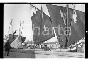 Fotografia d epoca originale 1924  PULA POLA ? Barconi a vela nel porto NEGATIVO ORIGINALE 1