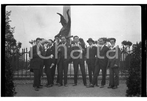 Fotografia d epoca originale 1925 TORINO Studentesca in visita al monumento a Umberto I NEGATIVO ORIGINALE 1