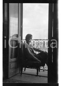 Fotografia d epoca originale 1927 SORRENTO Ragazza assorta sul balcone artistica NEGATIVO ORIGINALE 1
