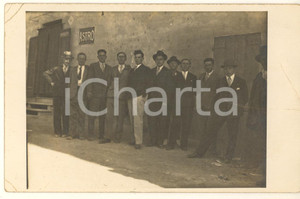 Fotografia d epoca originale 1940 ca GRANA AT Un gruppo di amici in paese Foto cartolina pubblicità ASTRO 1