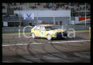 Giacomo OGLIARI su LANCIA DELTA HF - 20° RALLY di MONZA 1997 35 mm vintage slide Diapositiva d'epoca, in formato 35 mm.CONDIZIONI: GOODE' severamente vietata la riproduzione. Tutti i diritti sono riservati.Nella diapositiva ICharta mette in vendita, sul negozio eBay e in esclusiva sul sito "icharta" il proprio archivio composto da numerose diapositive e negativi fotografici d'epoca, tutti originali e autentici, che attraversano la storia del costume italiano tra gli la fine degli anni Sessanta e Novanta.Si tratta di uno sguardo inedito sull'attualità , la politica, la vita quotidiana, il gossip e la cultura, che fotografa il cambiamento della nazione in quest'ultimo scorcio del XX secolo. Un'occasione unica per il mercato del collezionismo, che vede finalmente disponibile un archivio eccezionale per vastità , tematiche e condizioni, in un settore (il negativo fotografico e la diapositiva) di assoluta novità e dalle interessanti prospettive di investimento.   GOOD/buono   originale e autentica 1 Giacomo OGLIARI su LANCIA DELTA HF - 20° RALLY di MONZA 1997 35 mm vintage slide Diapositiva d'epoca, in formato 35 mm.CONDIZIONI: GOODE' severamente vietata la riproduzione. Tutti i diritti sono riservati.Nella diapositiva ICharta mette in vendita, sul negozio eBay e in esclusiva sul sito "icharta" il proprio archivio composto da numerose diapositive e negativi fotografici d'epoca, tutti originali e autentici, che attraversano la storia del costume italiano tra gli la fine degli anni Sessanta e Novanta.Si tratta di uno sguardo inedito sull'attualità , la politica, la vita quotidiana, il gossip e la cultura, che fotografa il cambiamento della nazione in quest'ultimo scorcio del XX secolo. Un'occasione unica per il mercato del collezionismo, che vede finalmente disponibile un archivio eccezionale per vastità , tematiche e condizioni, in un settore (il negativo fotografico e la diapositiva) di assoluta novità e dalle interessanti prospettive di investimento.   GOOD/buono   originale e autentica 1