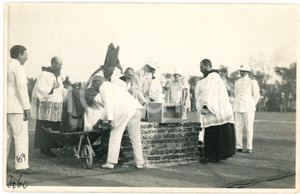1928 LEOPOLDVILLE CONGO Roi Albert I Reine Elisabeth - 1ère pierre lycée 460 (1) Fotografia originale d'epoca, scattata durante la visita dei sovrani Alberto I ed Elisabetta del Belgio in Congo.La fotografia &egrave; stata scattata in occasione della posa della prima pietra del liceo.FOTOGRAFO: L&eacute;opold Gabriel - Panda - KatangaFORMATO: 14x9 cmCONDIZIONI: G      originale e autentica 1