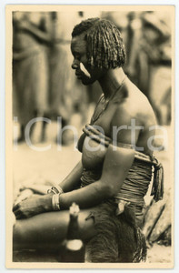 1930 C. ZAGOURSKI «L'Afrique qui disparaît» CONGO BELGE - SANKURU Femme en deuil  Fotocartolina postale d'epoca, appartenente alla 1^serie &laquo;L'Afrique qui dispara&icirc;t&raquo; del fotografo Casimir Zagourski (L&eacute;opoldville).N&deg; 22, non viaggiata.  GOOD/buono  FORMATO: 9x14 cm originale e autentica 1