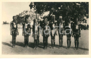 1930 ca C. ZAGOURSKI «L'Afrique qui disparaît» Fête excision à l'OUBANGI CHARI  Fotocartolina postale d'epoca, appartenente alla serie &laquo;L'Afrique qui dispara&icirc;t&raquo; del fotografo Casimir Zagourski (L&eacute;opoldville).N&deg; 129, non viaggiata.Timbro ulteriore del fotografo Henri Nicaise - Namur.CONDIZIONI: G FORMATO: 14x9 cm     originale e autentica 1