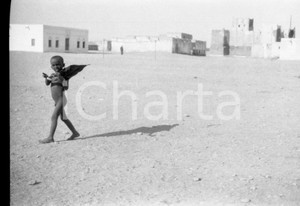 1936 LIBIA Giuseppe SCORTECCI Viaggio in Fezzan NEGATIVO ORIGINALE 18 Negativo originale in bianco e nero su pellicola.  E' SEVERAMENTE VIETATA LA RIPRODUZIONE.TUTTI I DIRITTI SONO RISERVATI.ICharta mette in vendita, sul negozio eBay e in esclusiva sul sito "icharta" il proprio archivio composto da numerose diapositive e negativi fotografici d'epoca, tutti originali e autentici.Si tratta di uno sguardo inedito sull'attualità, la politica, la vita quotidiana, il gossip e la cultura, che fotografa il cambiamento della nazione (e non solo) tra il 1890 ed il 1990 circa. Un'occasione unica per il mercato del collezionismo, che vede finalmente disponibile un archivio eccezionale per vastità, tematiche e condizioni, in un settore (il negativo fotografico e la diapositiva) di assoluta novità e dalle interessanti prospettive di investimento. CONDIZIONI:FAIR/discretoFORMATO: cm 6 x 9 originale e autentica 1