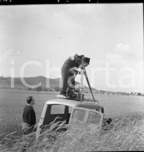 1949 IL FILM DIMENTICATO - LONATO - LEGGASI DESCRIZIONE - NEGATIVO ORIGINALE 8 Negativo originale in bianco e nero su pellicola.Nel febbraio del 1949, nella zona di Lonato, con alcune incursioni verso Brescia, ebbero inizio le riprese di un film dal titolo: Il Pellegrino . Le informazioni su questa produzione sono estremamente rare, quasi evanescenti. Il regista è indicato come “J. Jordan”, un nome che sembra uno pseudonimo e che non compare in alcun archivio cinematografico noto, alimentando il mistero sulla sua vera identità.Unico elemento certo è il protagonista, Nino Filippini, attore proveniente dalla Compagnia Maltagliati–Gassman di Roma. L'operatore di macchina viene indicato come un certo “G. Pecchioni”, mentre il fotografo di scena è il bresciano Alberto Sorlini, la cui presenza è una delle poche conferme tangibili di questa produzione.Nonostante queste rare testimonianze, rimangono avvolti nell'oscurità sia la trama del film che il suo destino. Nessun fotogramma, nessuna copia, nessun documento sembra essere sopravvissuto fatta eccezione per i pochi negativi fotografici qui proposti in vendita. Il Pellegrino appare oggi come un'opera fantasma, un frammento di storia dimenticato. Nel negativo qui in vendita è raffigurato: parte della troupe in ripresa nella campagna bresciana. E' SEVERAMENTE VIETATA LA RIPRODUZIONE.TUTTI I DIRITTI SONO RISERVATI. CONDIZIONI:FAIR/discretoFORMATO: cm 6 x 6 originale e autentica 1