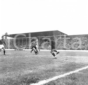 BRESCIA CALCIO 1 CATANIA 0 Campionato 1952/53 serie B NEGATIVO ORIGINALE 2 Negativo originale in bianco e nero su pellicola.  E' SEVERAMENTE VIETATA LA RIPRODUZIONE.TUTTI I DIRITTI SONO RISERVATI.ICharta mette in vendita, sul negozio eBay e in esclusiva sul sito "icharta" il proprio archivio composto da numerose diapositive e negativi fotografici d'epoca, tutti originali e autentici.Si tratta di uno sguardo inedito sull'attualità, la politica, la vita quotidiana, il gossip e la cultura, che fotografa il cambiamento della nazione (e non solo) tra il 1890 ed il 1990 circa. Un'occasione unica per il mercato del collezionismo, che vede finalmente disponibile un archivio eccezionale per vastità, tematiche e condizioni, in un settore (il negativo fotografico e la diapositiva) di assoluta novità e dalle interessanti prospettive di investimento. CONDIZIONI:FAIR/discretoFORMATO: cm 6 x 6 originale e autentica 1