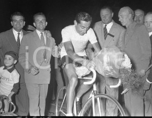 CICLISMO 1952 in notturna al Rigamonti Brescia con Fausto COPPI NEGATIVO ORIG. 5 Negativo originale in bianco e nero su pellicola.  E' SEVERAMENTE VIETATA LA RIPRODUZIONE.TUTTI I DIRITTI SONO RISERVATI.ICharta mette in vendita, sul negozio eBay e in esclusiva sul sito "icharta" il proprio archivio composto da numerose diapositive e negativi fotografici d'epoca, tutti originali e autentici.Si tratta di uno sguardo inedito sull'attualità, la politica, la vita quotidiana, il gossip e la cultura, che fotografa il cambiamento della nazione (e non solo) tra il 1890 ed il 1990 circa. Un'occasione unica per il mercato del collezionismo, che vede finalmente disponibile un archivio eccezionale per vastità, tematiche e condizioni, in un settore (il negativo fotografico e la diapositiva) di assoluta novità e dalle interessanti prospettive di investimento. CONDIZIONI:FAIR/discretoFORMATO: cm 6 x 4,5 originale e autentica 1