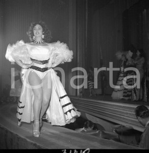 1953 BRESCIA Teatro Odeon ballerine Compagnia Nino TARANTO NEGATIVO ORIGINALE 9 Negativo originale in bianco e nero su pellicola.  E' SEVERAMENTE VIETATA LA RIPRODUZIONE.TUTTI I DIRITTI SONO RISERVATI.ICharta mette in vendita, sul negozio eBay e in esclusiva sul sito "icharta" il proprio archivio composto da numerose diapositive e negativi fotografici d'epoca, tutti originali e autentici.Si tratta di uno sguardo inedito sull'attualità, la politica, la vita quotidiana, il gossip e la cultura, che fotografa il cambiamento della nazione (e non solo) tra il 1890 ed il 1990 circa. Un'occasione unica per il mercato del collezionismo, che vede finalmente disponibile un archivio eccezionale per vastità, tematiche e condizioni, in un settore (il negativo fotografico e la diapositiva) di assoluta novità e dalle interessanti prospettive di investimento. CONDIZIONI:FAIR/discretoFORMATO: cm 6 x 6 originale e autentica 1