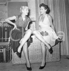 1953 BRESCIA Teatro Odeon ballerine compagnia Nino TARANTO NEGATIVO ORIGINALE 17 Negativo originale in bianco e nero su pellicola.  E' SEVERAMENTE VIETATA LA RIPRODUZIONE.TUTTI I DIRITTI SONO RISERVATI.ICharta mette in vendita, sul negozio eBay e in esclusiva sul sito "icharta" il proprio archivio composto da numerose diapositive e negativi fotografici d'epoca, tutti originali e autentici.Si tratta di uno sguardo inedito sull'attualità, la politica, la vita quotidiana, il gossip e la cultura, che fotografa il cambiamento della nazione (e non solo) tra il 1890 ed il 1990 circa. Un'occasione unica per il mercato del collezionismo, che vede finalmente disponibile un archivio eccezionale per vastità, tematiche e condizioni, in un settore (il negativo fotografico e la diapositiva) di assoluta novità e dalle interessanti prospettive di investimento. CONDIZIONI:FAIR/discretoFORMATO: cm 6 x 6 originale e autentica 1