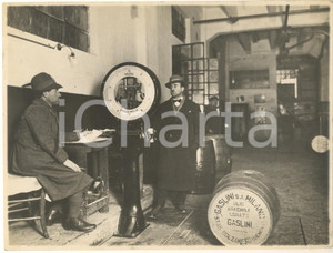 Fotografia d epoca originale 1930 ca ITALIA Peso fusti olio d arachide GASLINI con bilancia TOLEDO  Foto 1
