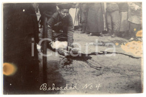 1900 ca CHINA DEATH PENALTY Beheading - Execution (2) RARE photo 9x6 Fotografia originale d'epoca.FORMATO: 9x6 cmCONDIZIONI: P (macchie ai margini)Si precisa che la serie fotografica completa &egrave; disponibile sul sito www.icharta.com .AVVERTENZAPer le sue caratteristiche di pregio e rarit&agrave;, l'oggetto &egrave; stato selezionato per la collezione privata di ICharta.     originale e autentica 1