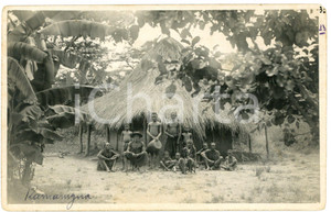 1930 ca CONGO BELGE KATANGA Famille auprès de sa hutte ^Photo L. GABRIEL 33 Fotografia originale d'epoca, in formato cartolina postale.FOTOGRAFO: L&eacute;opold Gabriel - Panda - Katanga   FAIR/discreto smussature angolari FORMATO: 14x9 cm originale e autentica 1