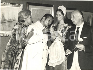 1968 SANTA MARGHERITA LIGURE Nino DEL FABBRO contesta mostra Stefano Cangemi Fotografia d'epoca, con didascalia dattiloscritta coeva al verso.Nino del Fabbro contesta l'arte tradizionalista recandosi alla mostra di Stefano Cangemi con una candela accesa. Nella foto &egrave; accompagnato da Vera Worth, Brigitta Ramang e Cesare Bettarini.  CONDIZIONI: GFORMATO: 24x18 cm       originale e autentica 1