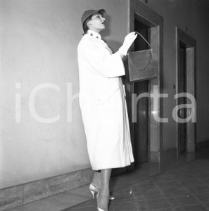 1956 BRESCIA Hotel Vittoria sfilata modelli CARAMBELLA NEGATIVO ORIGINALE 14 Negativo originale in bianco e nero su pellicola.  E' SEVERAMENTE VIETATA LA RIPRODUZIONE.TUTTI I DIRITTI SONO RISERVATI.ICharta mette in vendita, sul negozio eBay e in esclusiva sul sito "icharta" il proprio archivio composto da numerose diapositive e negativi fotografici d'epoca, tutti originali e autentici.Si tratta di uno sguardo inedito sull'attualità, la politica, la vita quotidiana, il gossip e la cultura, che fotografa il cambiamento della nazione (e non solo) tra il 1890 ed il 1990 circa. Un'occasione unica per il mercato del collezionismo, che vede finalmente disponibile un archivio eccezionale per vastità, tematiche e condizioni, in un settore (il negativo fotografico e la diapositiva) di assoluta novità e dalle interessanti prospettive di investimento. CONDIZIONI:FAIR/discretoFORMATO: cm 6 x 6 originale e autentica 1