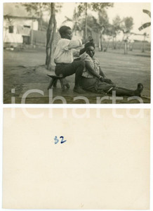 1940 ca AFRICA CONGO BELGA Parrucchiere pettina una donna in piazza *Foto 14x9  Fotografia originale d'epoca.Numero a pennarello al verso (82).  GOOD/buono  FORMATO: 14x9 cm originale e autentica 1
