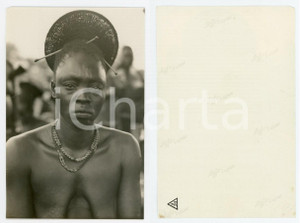 1950 ca CONGO BELGA Donna MANGBETU con copricapo *Foto 9x13 cm  Fotografia originale d'epoca.  POOR/danneggiato strappo di circa 1 cm al lato sinistro; minima mancanza angolare FORMATO: 9x13 cm originale e autentica 1