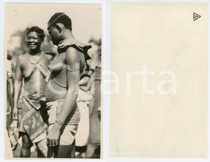 1950 ca AFRICA CONGO BELGA Due donne indigene in un villaggio *Foto 9x14 cm  Fotografia originale d'epoca.  GOOD/buono  FORMATO: 9x14 cm originale e autentica 1