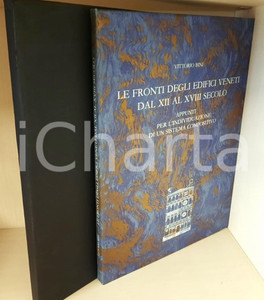 1984 Vittorio BINI Le fronti degli edifici veneti dal XII al XVIII secolo Pubblicazione originale in fascicoli sciolti, copertina con sovraccoperta e cofanetto in cartoncinoEdizione in 99 esemplari, numerati e firmati dall'autore. Il presente è una prova d'artista.EDITORE: Edizioni ET - Torino PAGINE: 50 GOOD/buono  FORMATO: 25x35 cm originale e autentica 1