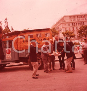 1961 ATENE Re Paolo riceve organizzatori Olimpiadi di Tokio NEGATIVO ORIGINALE 1 Negativo originale a colori su pellicola.  E' SEVERAMENTE VIETATA LA RIPRODUZIONE.TUTTI I DIRITTI SONO RISERVATI.ICharta mette in vendita, sul negozio eBay e in esclusiva sul sito "icharta" il proprio archivio composto da numerose diapositive e negativi fotografici d'epoca, tutti originali e autentici.Si tratta di uno sguardo inedito sull'attualità, la politica, la vita quotidiana, il gossip e la cultura, che fotografa il cambiamento della nazione (e non solo) tra il 1890 ed il 1990 circa. Un'occasione unica per il mercato del collezionismo, che vede finalmente disponibile un archivio eccezionale per vastità, tematiche e condizioni, in un settore (il negativo fotografico e la diapositiva) di assoluta novità e dalle interessanti prospettive di investimento. CONDIZIONI:FAIR/discretoFORMATO: cm 6 x 6 originale e autentica 1