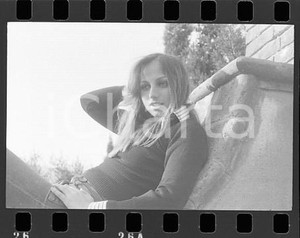 1980ca Gianna NANNINI fotoritratto NEGATIVO ORIGINALE (4) Negativo originale in bianco e nero (su pellicola), in formato 35mm E' severamente vietata la riproduzione. Tutti i diritti sono riservati. ICharta mette in vendita, sul negozio eBay e in esclusiva sul sito "icharta" il proprio archivio composto da numerose diapositive e negativi fotografici d'epoca, tutti originali e autentici, che attraversano la storia del costume italiano tra gli la fine degli anni Sessanta e Novanta.Si tratta di uno sguardo inedito sull'attualità, la politica, la vita quotidiana, il gossip e la cultura, che fotografa il cambiamento della nazione in quest'ultimo scorcio del XX secolo. Un'occasione unica per il mercato del collezionismo, che vede finalmente disponibile un archivio eccezionale per vastità, tematiche e condizioni, in un settore (il negativo fotografico e la diapositiva) di assoluta novità e dalle interessanti prospettive di investimento.  FAIR/discreto  FORMATO: 35mm originale e autentica 1