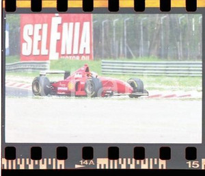 1996 MONZA Michael SCHUMACHER e la FERRARI F310 NEGATIVO ORIGINALE(10) Negativo originale a colori (su pellicola), in formato 35mmE' severamente vietata la riproduzione. Tutti i diritti sono riservati. ICharta mette in vendita, sul negozio eBay e in esclusiva sul sito "icharta" il proprio archivio composto da numerose diapositive e negativi fotografici d'epoca, tutti originali e autentici, che attraversano la storia del costume italiano tra gli la fine degli anni Sessanta e Novanta.Si tratta di uno sguardo inedito sull'attualità, la politica, la vita quotidiana, il gossip e la cultura, che fotografa il cambiamento della nazione in quest'ultimo scorcio del XX secolo. Un'occasione unica per il mercato del collezionismo, che vede finalmente disponibile un archivio eccezionale per vastità, tematiche e condizioni, in un settore (il negativo fotografico e la diapositiva) di assoluta novità e dalle interessanti prospettive di investimento. CONDIZIONI:FAIR/discretoFORMATO: 35mm originale e autentica 1