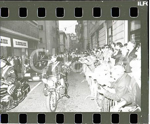 1986 GENOVA Francesco COSSIGA in visita ufficiale NEGATIVO ORIGINALE Negativo originale in bianco e nero (su pellicola), in formato 35mmE' severamente vietata la riproduzione. Tutti i diritti sono riservati. ICharta mette in vendita, sul negozio eBay e in esclusiva sul sito "icharta" il proprio archivio composto da numerose diapositive e negativi fotografici d'epoca, tutti originali e autentici, che attraversano la storia del costume italiano tra gli la fine degli anni Sessanta e Novanta.Si tratta di uno sguardo inedito sull'attualità, la politica, la vita quotidiana, il gossip e la cultura, che fotografa il cambiamento della nazione in quest'ultimo scorcio del XX secolo. Un'occasione unica per il mercato del collezionismo, che vede finalmente disponibile un archivio eccezionale per vastità, tematiche e condizioni, in un settore (il negativo fotografico e la diapositiva) di assoluta novità e dalle interessanti prospettive di investimento.  FAIR/discreto  FORMATO: 35mm originale e autentica 1