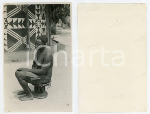 1950 ca CONGO BELGA Donna incinta seduta in un villaggio *Foto 9x14 cm  Fotografia originale d'epoca.  GOOD/buono  FORMATO: 9x14 cm originale e autentica 1